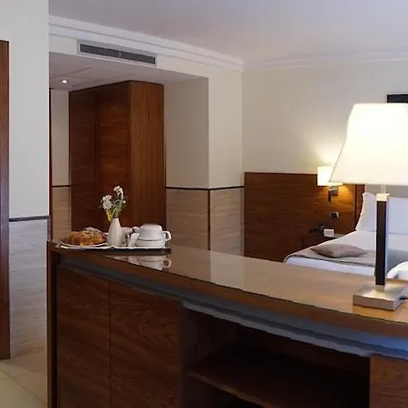 Hotel & 4*
