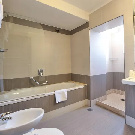 Hotel & 4*
