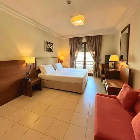 Hotel & 4*